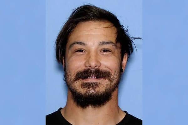 Manhunt continues for the father, the police say that he killed 3 young daughters near the Washington camp