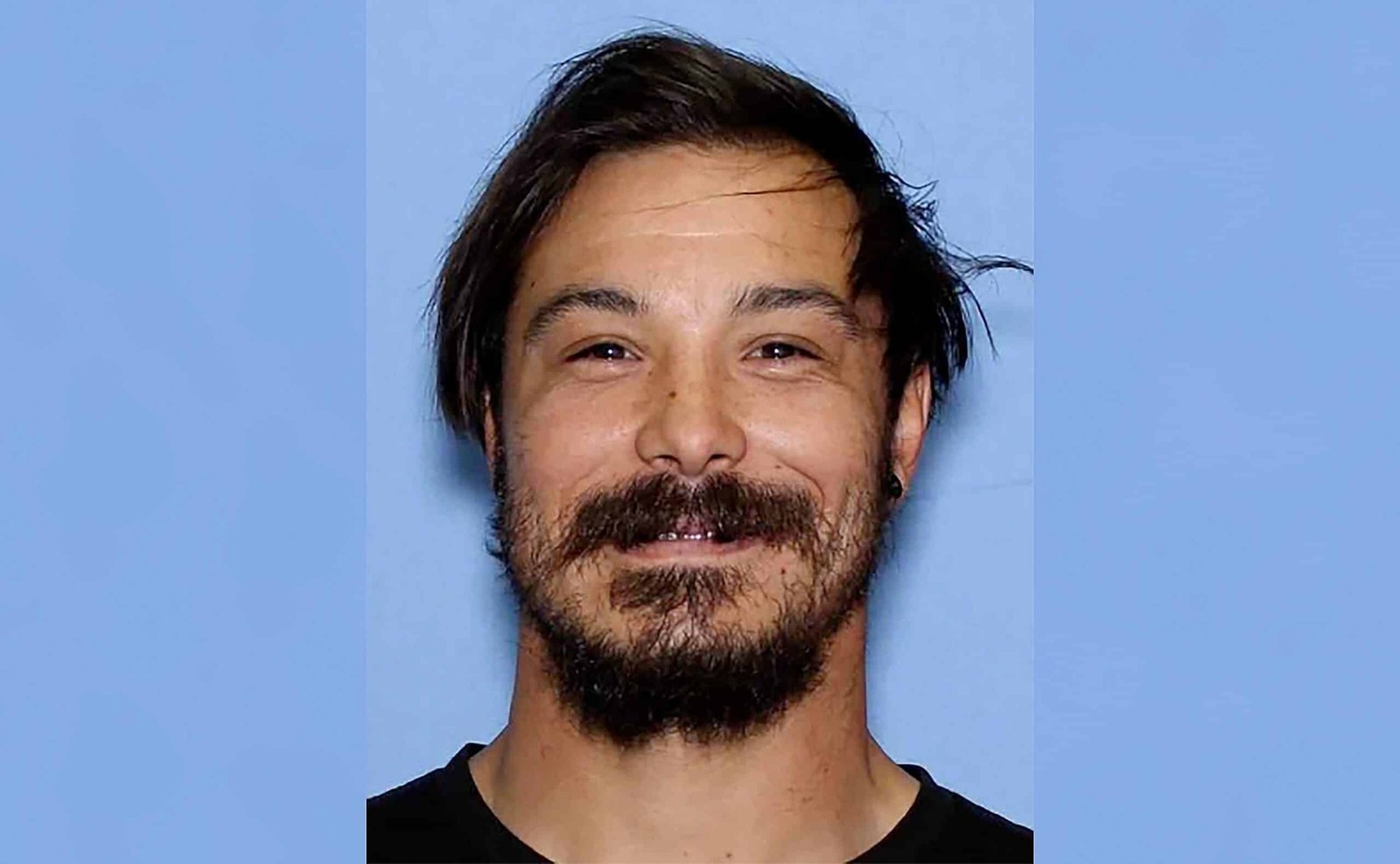 Manhunt continues for the father, the police say that he killed 3 young daughters near the Washington camp