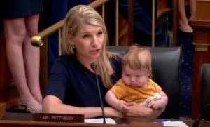 The representative Pettersen brings Baby Son while asking Fed's president at the audience
