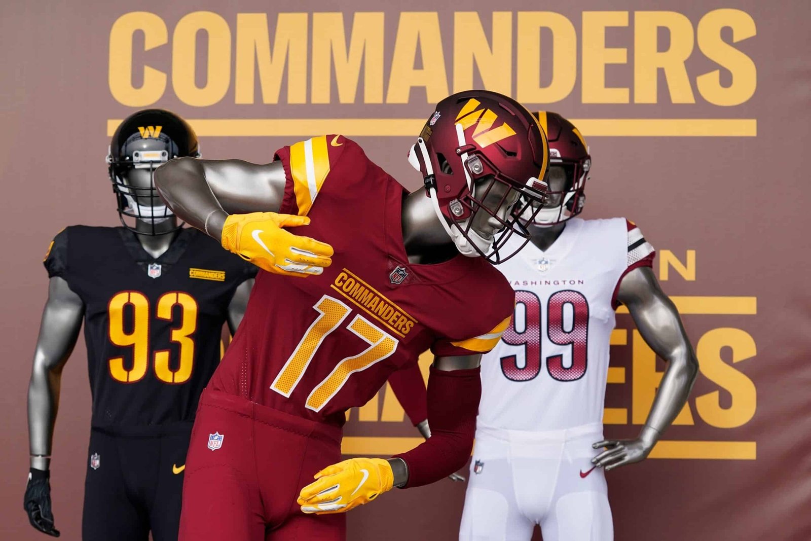 Trump 'will not reach an agreement with Washington's commanders if the team refuses to change the name
