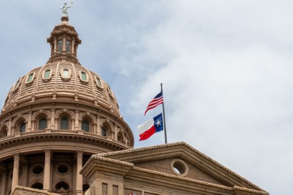 The Governor of Texas orders the arrest of the Democrats who fled the State by redistribution of districts